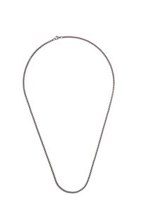 Náhrdelník so strieborným povrchom s hladkým, plochým dizajnom. Má články v štýle box chain a bezpečné zapínanie na karabínku.