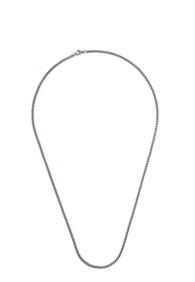 Náhrdelník so strieborným povrchom s hladkým, plochým dizajnom. Má články v štýle box chain a bezpečné zapínanie na karabínku.