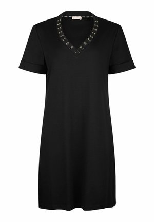 Robe t-shirt noire à col en V avec manches courtes retroussées, ornée d'œillets argentés autour du décolleté. Fabriquée en matière lisse et douce.