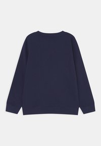Felpa blu navy con scollo rotondo, maniche lunghe e polsini a coste. Tessuto liscio, senza motivi o dettagli visibili sul retro.