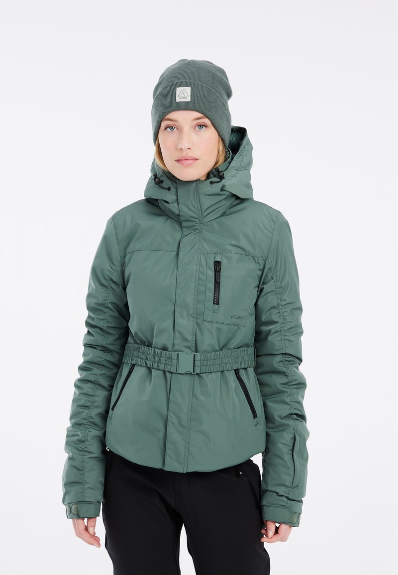 Groene geïsoleerde jas met een ritssluiting aan de voorkant, verstelbare capuchon en een ceintuur op de taille. Voorzien van ritszakken en gegatherde mouwen.