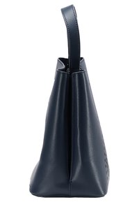 Tmavě modrá kožená taška s námořnickým vzhledem a strukturovaným, trojúhelníkovým tvarem. Má jeden popruh a zdobné perforované detaily po stranách.