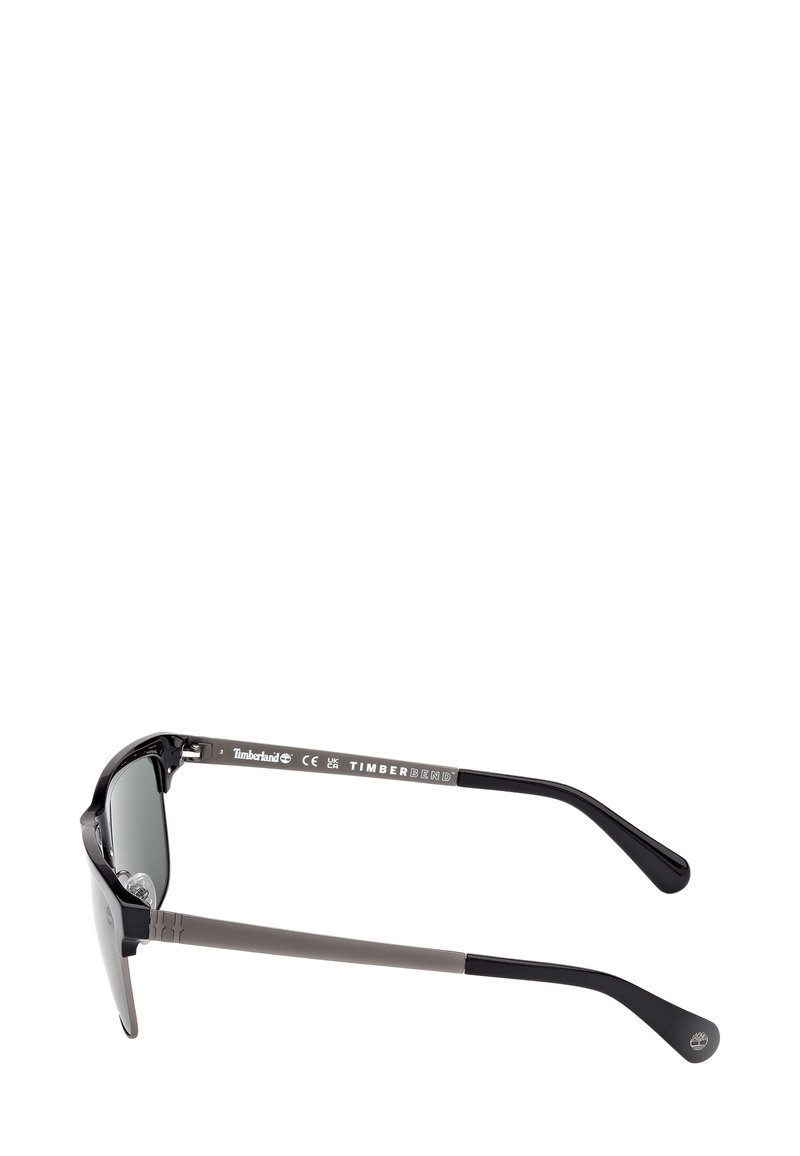 Zwarte Timberland-zonnebril met grijze pootjes, donkere getinte lenzen en logobranding op de pootjes en de uiteinden van de pootjes.