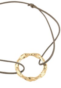 Goldfarbener, strukturiertes Metallanhänger in runder Form, hängt an einem braunen Cord. Besitzt eine glatte, glänzende Oberfläche mit wellenförmigem Design.