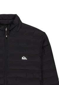 Chaqueta negra acolchada con cuello alto y cremallera frontal, que presenta un pequeño parche del logo de Quiksilver en el pecho.