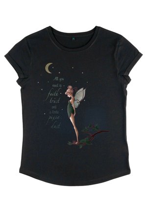 Schwarzes Baumwoll-T-Shirt mit kurzen, umgeschlagenen Ärmeln, das ein Grafikmotiv einer Fee, einem Halbmond und Text zeigt. Das Shirt hat einen abgerundeten Saum.