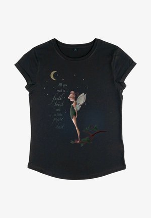 Svart bomullströja med korta ihoprullade ärmar som har en grafik av en fe, en halvmåne och text. T-shirten har en rundad nederkant.