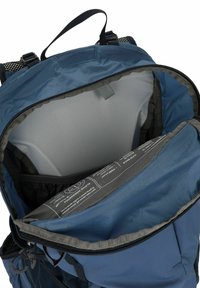 Zaino blu con un ampio interno foderato in grigio, chiusura a zip e hardware nero. Include un compartimento etichettato per l'organizzazione.