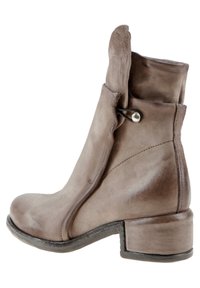 Šedá kožená kotníková bota s kulatou špičkou, prošívanými detaily a mírným podpatkem. Disponuje přehnutým okrajem a dekorativním kovovým akcentem.
