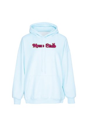 Jasnoniebieska bluza z kapturem, kieszenią z przodu i czerwonym wyszywanym napisem na piersi: "Mymo Club."