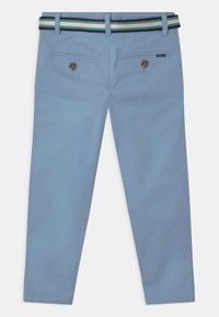 Ljusblå byxor med en mjuk textur, utrustade med ett vävt randigt bälte i marinblått, grönt och rosa. Två bakfickor med knäppning.