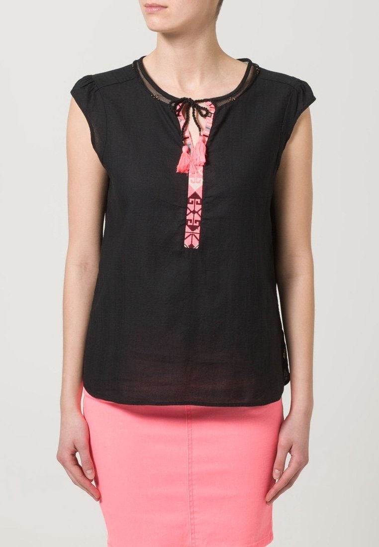 Top negro de manga corta con acabado texturizado, que presenta un yugo vertical estampado en rosa y adornos de borlas en el escote.
