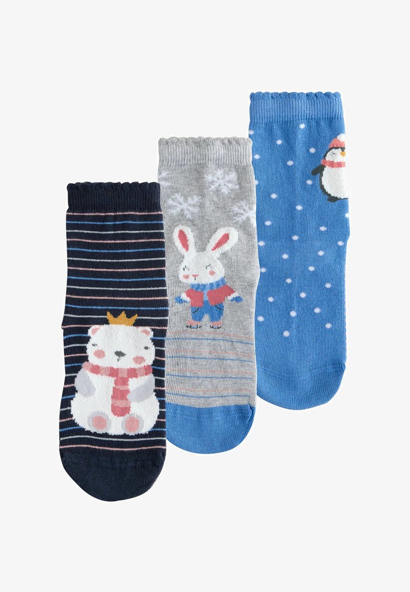 Trois chaussettes colorées pour enfants avec des motifs d'animaux d'hiver : un ours couronné, un lapin avec des flocons de neige, et un pingouin avec des points de neige.
