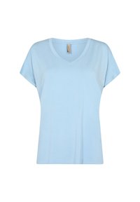 Camiseta de cuello en V de manga corta en azul claro con un corte relajado, presentada contra un fondo blanco.