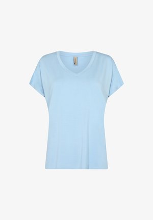 Jasnoniebieska koszulka z krótkim rękawem i dekoltem w serek o luźnym kroju, wyeksponowana na białym tle.