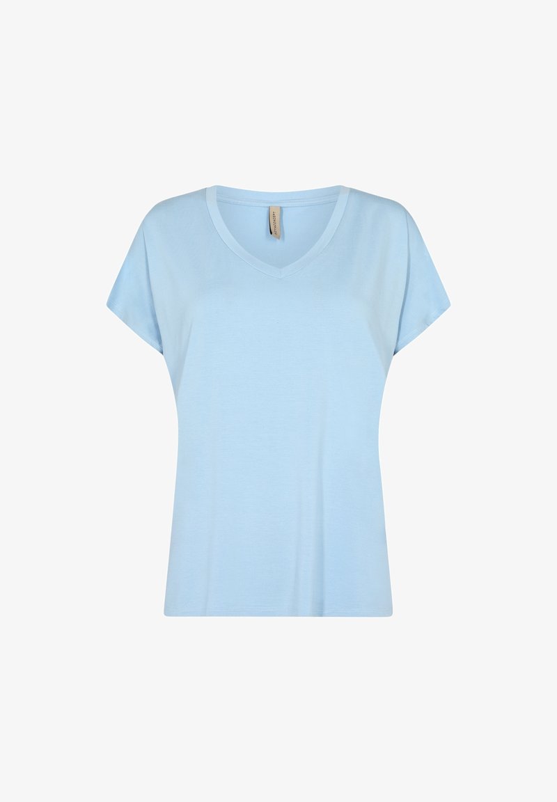 Camiseta de cuello en V de manga corta en azul claro con un corte relajado, presentada contra un fondo blanco.