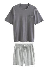 Grå bomullströja med rund hals och ficka, i kombination med ljusgrå bomullsshorts med elastisk midja och dragsko.