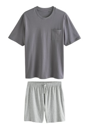 Grå bomullströja med rund hals och ficka, i kombination med ljusgrå bomullsshorts med elastisk midja och dragsko.