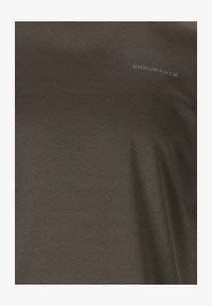 Close-up van donkerbruin stof met het woord "ENDURANCE" gedrukt in kleine, lichtgrijze hoofdletters.