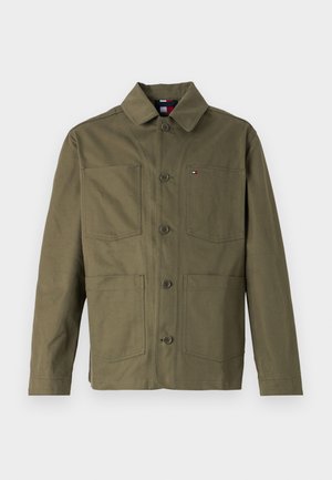 Chaqueta verde oliva hecha de tela resistente, con cuello tipo solapa, cuatro bolsillos frontales y cierres de botón. Acento del logo de Tommy Hilfiger.