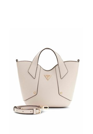 Bolso Guess beige con dos asas superiores, placa con logo dorado y correa de hombro ajustable y desmontable sobre fondo blanco.