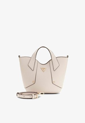 Bolso Guess beige con dos asas superiores, placa con logo dorado y correa de hombro ajustable y desmontable sobre fondo blanco.