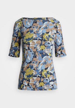 Bloemenbedrukte top met korte opgerolde mouwen. Gemaakt van zachte stof, met blauwe, gele en beige bloemen op een marineblauwe achtergrond.