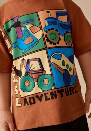 Next, REGULAR FIT - SHORT SLEEVE GRAPHIC T-SHIRT  . - Print T-shirt - rust brown vehicles