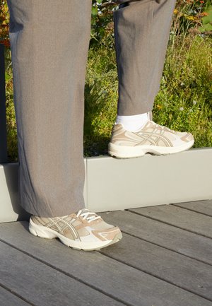 GEL-1130 - Trainers - wood crepe/mink