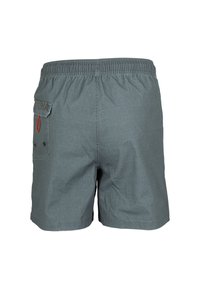 Shorts de bain gris avec une taille élastique, poche arrière avec bouton et détail de cordon de serrage rouge contrastant. Tissu doux et texturé.