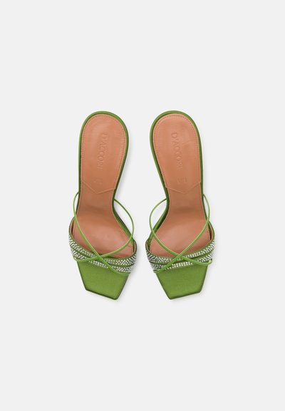 Gröna satin högklackade sandaler med fyrkantig tå, intrikata stenar och smala korsande remmar. Texturerad lädersula.