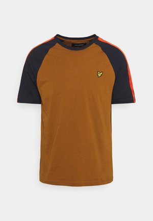 T-shirt à manches courtes avec corps marron, manches bleu marine, rayures orange sur les épaules et petit logo oiseau jaune sur la poitrine gauche.