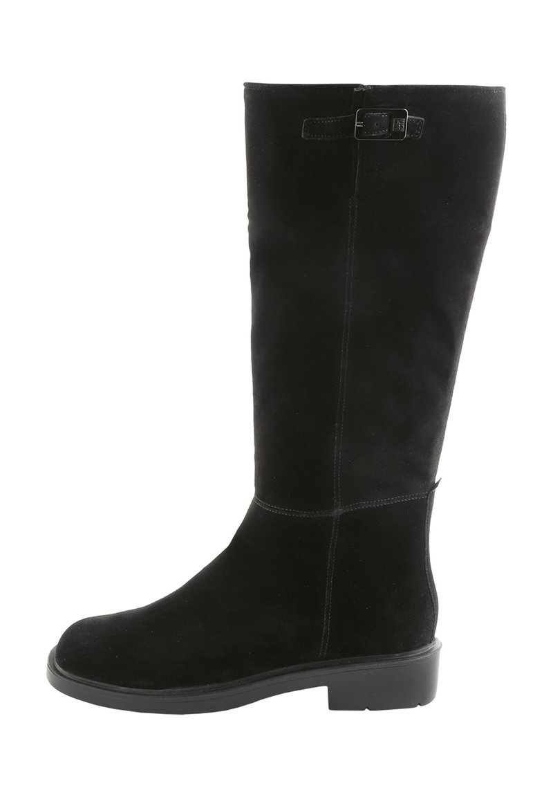 Bottes noires en suede jusqu'au genou avec un bout arrondi, une semelle en caoutchouc plates et un détail de boucle sur le côté. Présente une couture verticale pour la texture.