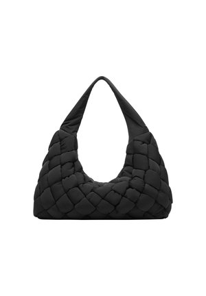 Schwarze gesteppte Schultertasche mit runder Form, die eine markante gewebte Textur und einen breiten, weichen Tragegurt aufweist.