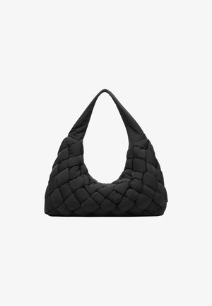 Czarna pikowana torba na ramię o zaokrąglonym kształcie, z charakterystyczną plecioną teksturą i szerokim, miękkim paskiem.