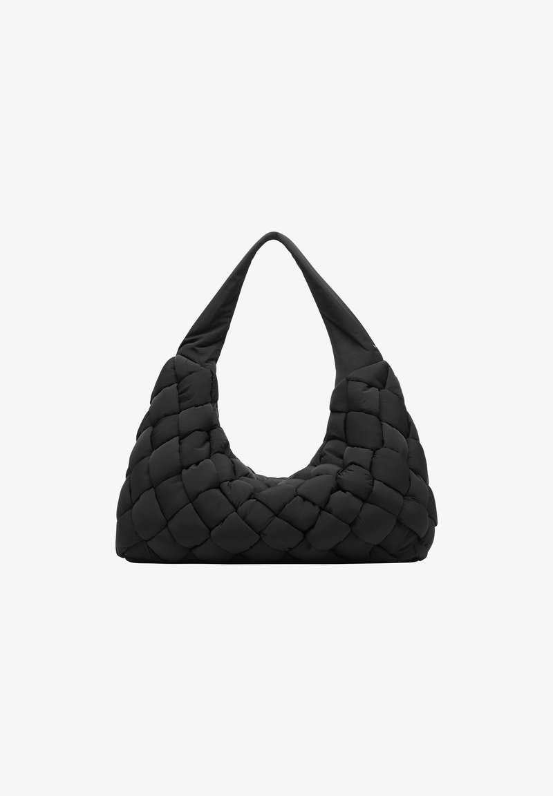 Czarna pikowana torba na ramię o zaokrąglonym kształcie, z charakterystyczną plecioną teksturą i szerokim, miękkim paskiem.