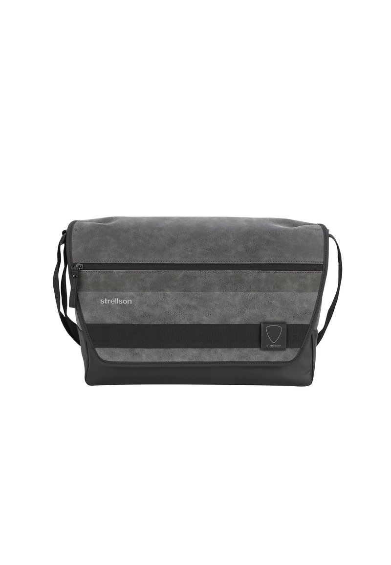 Borsa a tracolla grigia con un esterno testurizzato, strap nera e tasca frontale con zip. Presenta una toppa con logo e un design con chiusura a pattina.
