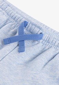 Svijetloplave pamučne kratke hlače s teksturiranim završetkom, koje imaju plavi vezica prepletena u struku i elastičnu traku.