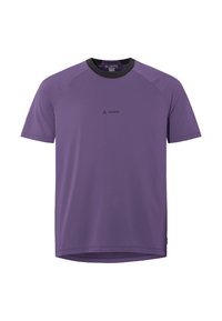 T-shirt de sport violet avec col noir, manches courtes, tissu texturé et logo subtil sur le devant. Ourlet arrondi pour faciliter les mouvements.