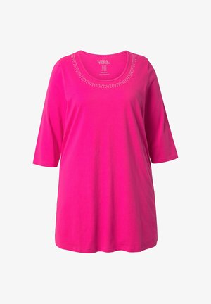 Fuchsiafarbene Baumwolltunika mit U-Boot-Ausschnitt, verziert mit dekorativen Strasssteinen entlang des Kragens und dreiviertellangen Ärmeln.