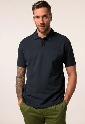 Polo shirt navy a maniche corte e colletto, con un discreto logo JP sul petto, realizzato in un morbido tessuto in cotone misto.
