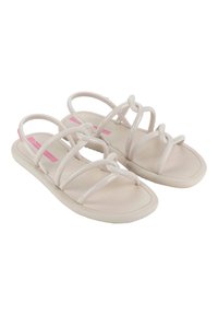 Jasnoróżowe sandały z elastyczną gumową podeszwą, z krzyżującymi się paskami wykonanymi z cienkiego, błyszczącego materiału oraz teksturowaną wkładką.