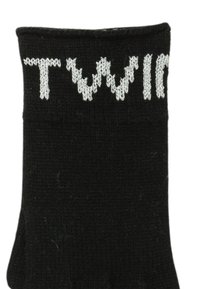 Calzino nero lavorato a maglia con testo bianco parzialmente visibile "TWIN" vicino al risvolto su uno sfondo bianco.