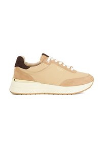 Baskets en daim beige avec une tige lisse, un accent au talon en daim marron et une semelle en caoutchouc blanche avec un détail métallique doré.