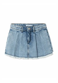 Denim mini suknja u svijetloplavoj boji, s naborima, rastrganym rubom i prednjim zatvaranjem na gumbe. Tkanina ima glatku teksturu.