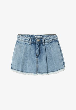 Denim mini krilo v svetlo modri barvi, z gubami, raztrganim robom in sprednjim zapenjanjem na gumb. Tkanina ima gladko teksturo.