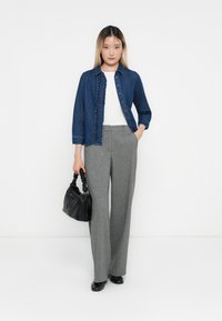 Denim särgid ripsmetega, valge pluus, hall ruuduline laiad püksid, must käekott ja mustad suletud tossud.