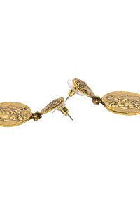 Złote metalowe kolczyki z okrągłymi, wypukłymi wzorami wisiorków, z misternymi detalami i teksturowanym wykończeniem. Zawierają zapięcia na sztyft.