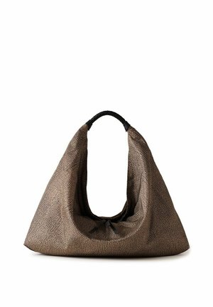 Sac hobo en tissu marron texturé avec un corps large et ample et une anse noire tressée bouclée en haut.