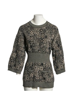 Pull en maille avec motif géométrique et floral en noir et beige, manches trois-quarts, ceinture large côtelée et deux poches avant.